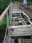 Niebezpieczny most kolejowy na rzece w Resku